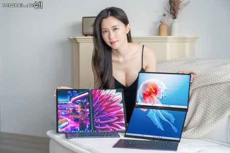 So sánh ASUS Zenbook Duo và Lenovo Yoga Book 9i bên cạnh người đẹp công nghệ